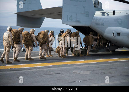151025-N-YL073-084 Ägäis (25. Oktober 2015) Marines an der 26. Marine Expeditionary Unit angeschlossen (26. MEU), Board ein MV-22 Osprey an Bord der amphibischen Angriff Schiff USS Kearsarge (LHD-3) Egemen 2015, 25. Oktober 2015. Egemen ist eine türkische geführt und gehostete amphibische Übung zur Steigerung taktischen Fertigkeiten und Interoperabilität zwischen den Teilnehmern. Kearsarge, eingesetzt als Teil der Kearsarge amphibische Gruppe bereit, führt Marinebetriebe in den USA 6. Flotte Bereich der Maßnahmen zur Erhöhung der Sicherheit der Vereinigten Staaten in Europa interessiert. (U.S. Navy Photo von Masse Kommunikation Stockfoto