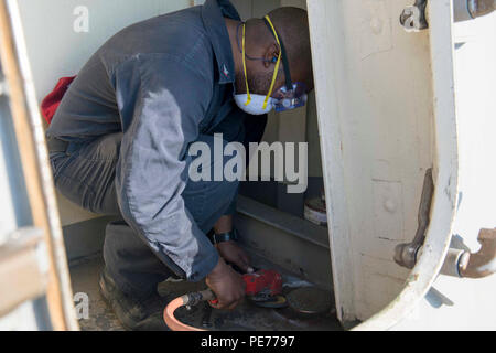 151026-N-TC 720-192 MITTELMEER (Okt. 2010) 26, 2015) Schäden Controlman 3. Klasse Nathan Matthews, aus Memphis, Tenn., betreibt vorbeugende Wartung in einem Zimmer mit Ventilator an Bord der USS Donald Cook (DDG75) 26. Oktober 2015. Donald Cook, eine der Arleigh-Burke-Klasse geführte-missile Destroyer, vorwärts zu Rota, Spanien ist die Durchführung einer Routinepatrouille in den USA 6 Flotte Bereich der Maßnahmen zur Unterstützung der US-amerikanischen nationalen Sicherheitsinteressen in Europa. (U.S. Marine Foto von Mass Communication Specialist 3. Klasse Mat Murch/Freigegeben) Stockfoto