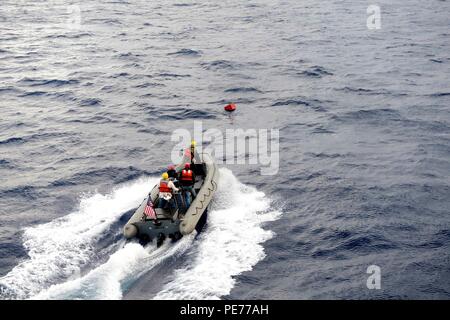 151026-N-VY489-051 Atlantik (26. Oktober 2015) Military Sealift Command Staatsdienst Seeleute Abrufen einer simulierten Person während eines Mannes über Bord Bohrer an Bord den USA 6. Flottenkommando und Kontrolle Schiff USS Mount Whitney (LCC-20), 26. Oktober 2015. Mount Whitney, nach vorn eingesetzt nach Gaeta, Italien, arbeitet mit einer kombinierten Mannschaft von Matrosen und Military Sealift Command Staatsdienst Seeleute. (U.S. Navy Photo by Massenkommunikation Spezialist 1. Klasse Mike Wright / veröffentlicht) Stockfoto