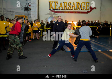 151028-N-KW 492-026 ÄGÄIS (Okt. 2010) 28, 2015) Seaman Brandon Nelson, von Minneapolis, Mitte, führt die Sicherheitskräfte die Einhaltung Techniken mit (von rechts) Aviation Ordnanceman 2. Klasse Steven Hickman, von Houston; Master-at-Arms 3. Klasse Mathew Warner, Buena Park, Calif. und Master-at-Arms 2. Klasse Hannah Isabella, aus Sacramento, Calif., im Hangar Bay an Bord der Amphibisches Schiff USS Kearsarge (LHD 3) Oktober 28, 2015 Links. Kearsarge, eingesetzt als Teil der Kearsarge amphibischen bereit, Gruppe, ist die Durchführung von naval Operations in den USA 6 Flotte Bereich der Operationen in Su Stockfoto