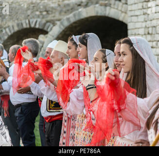 Berat, Albanien - 29. September 2016: Menschen tragen Tracht tanzen in der traditionellen Musik Festival in Berat Schloss in Albanien Stockfoto