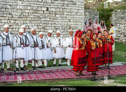 Berat, Albanien - 29. September 2016: Menschen tragen Tracht singen in der traditionellen Musik Festival in Berat Schloss in Albanien Stockfoto