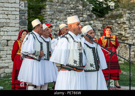 Berat, Albanien - 29. September 2016: Menschen tragen Tracht singen in der traditionellen Musik Festival in Berat Schloss in Albanien Stockfoto