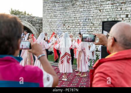 Berat, Albanien - 29. September 2016: Touristen Fotos machen und tanzen traditionelle Musik Festival in Berat Schloss in Albanien Stockfoto