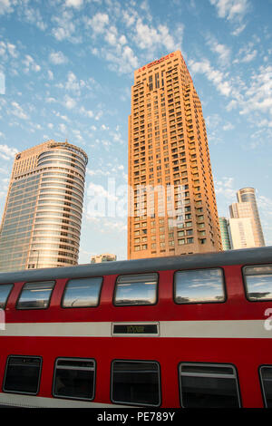 Tel Aviv, Israrl - Februar 25, 2016: Universität Tel Aviv Bahn Bahnhof in einem Wolkenkratzer Skyline im Hintergrund Stockfoto