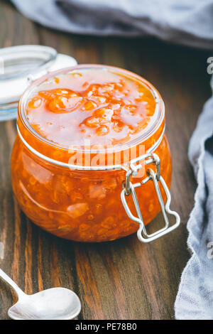 Glas Glas mit Moltebeermarmelade. Nordische Küche. Stockfoto