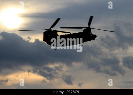 Eine kanadische CH-47 Helikopter führt mission Proben mit der 82Nd Airborne Division Combat Aviation Brigade für die kommende Kombinierte gemeinsamer operativer Zugang Übung 16-01, Fort Bragg, N.C., Okt. 29, 2015. Mehr als 50 kanadische Fallschirmjäger aus der dritten Bataillon, Königlichen Kanadischen Regiment und zwei CH-47 Chinook wird an CJOAX 16-01. Der 82nd Airborne Division ist an der Spitze der multinationalen Bemühung, eine Interoperabilität mit anderen Nationen Kräfte "Gemeinsam schnell und effektiv zu bedienen bei zukünftigen Operationen zu entwickeln. (82Nd Airborne Division Foto: Staff Sgt. Jason H Stockfoto