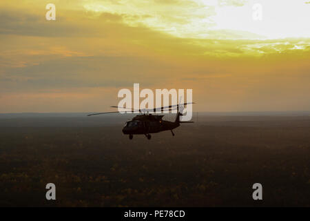 Ein UH-60 Black Hawk Hubschrauber von der 82nd Airborne Division Combat Aviation Brigade führt mission Proben für die kommende Kombinierte gemeinsamer operativer Zugang Übung 16-01, Fort Bragg, N.C., Okt. 29, 2015. Der 82nd CAB, zusammen mit zwei kanadische CH-47 Chinook, wird an CJOAX 16-01. Der 82nd Airborne Division ist an der Spitze der multinationalen Bemühung, eine Interoperabilität mit anderen Nationen Kräfte "Gemeinsam schnell und effektiv zu bedienen bei zukünftigen Operationen zu entwickeln. (82Nd Airborne Division Foto: Staff Sgt. Jason Hull) Stockfoto