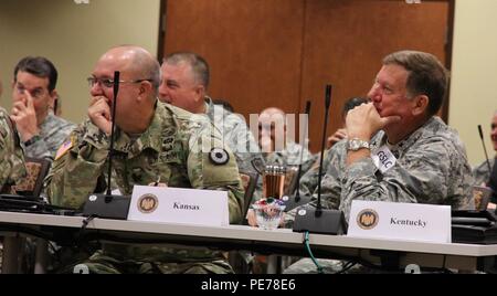 Armee Generalmajor Lee Tafanelli, Adjutant General, der Kansas Nationalgarde und Luftwaffe Generalmajor Edward Tonini, Adjutant General, der Kentucky National Guard, der in der National Guard Bureau Senior Leadership Conference in Colorado Springs, Colo., Okt. 28, 2015. (U.S. Army National Guard Foto von Master Sgt. Paul Mouilleseaux) (freigegeben) Stockfoto