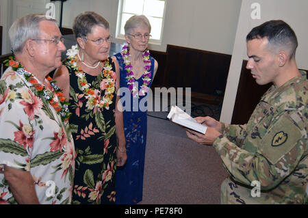 Richard und Janet Seite hören Sie Kapitän Matthew McCraney, das Bataillon Kaplan für 3 Squadron, 4th Cavalry Regiment, während ihre Gelübde Erneuerung Zeremonie, in der Soldaten Kapelle in Schofield Kasernen, Hawaii, am Okt. 23, 2015. Die Seiten wurden in der gleichen Kapelle vor 50 Jahren verheiratet. (Foto: Staff Sgt. Armando R. Limon, 3. Brigade Combat Team, 25 Infanterie Division). Stockfoto