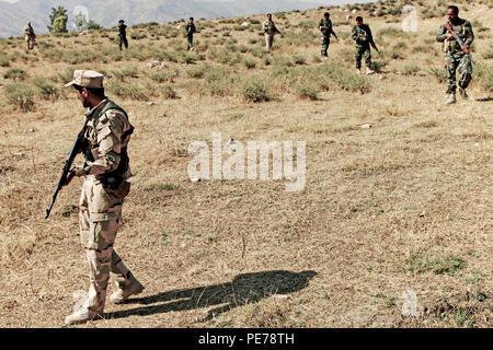 Ein peshmerga Soldat Kontrollen seiner Umgebung für mögliche Improvised Explosive Devices während reagieren - - Kontakt Ausbildung in der Nähe von Erbil, Irak, Okt. 13, 2015. Alle Elemente der irakischen Sicherheitskräfte, einschließlich peshmerga Kämpfer, die Ausbildung abgeschlossen haben, erhalten die Programme der Anweisung bei Counter-IED. Die Schulung ist Teil der Combined Joint Task Force - Betrieb die Lösung der Aufbau der Kapazitäten der Mission, um die irakischen Sicherheitskräfte der Islamischen Staat im Irak und der Levante zu besiegen. (U.S. Armee Foto von SPC. Tristan Bolden/Freigegeben) Stockfoto