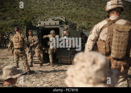 Us-Marines mit special-purpose Marine Air-Ground Task Force Krise Response-Africa Royal Marines mit 45 Commando Verlassen eines britischen Viking während Trident Punkt 15, Okt. 21, 2015 beobachten. Trident Stelle ist eine von vielen Übungen, um sicherzustellen, dass die NATO bereit ist, mit jeder neuen Krise aus jeder Richtung umzugehen, und dass die Allianz ist in der Lage effektiv mit dem Partner Nationen zu arbeiten. (U.S. Marine Corps Foto von Cpl. Kaitlyn V. Klein/Freigegeben) Stockfoto