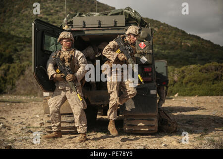 Us-Marines mit special-purpose Marine Air-Ground Task Force Krise Response-Africa Verlassen eines britischen Viking während Trident Punkt 15, Okt. 22, 2015. Trident Stelle ist eine von vielen Übungen, um sicherzustellen, dass die NATO bereit ist, mit jeder neuen Krise aus jeder Richtung umzugehen, und dass die Allianz ist in der Lage effektiv mit dem Partner Nationen zu arbeiten. (U.S. Marine Corps Foto von Cpl. Kaitlyn V. Klein/Freigegeben) Stockfoto