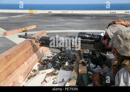 Golf von Aden (Okt. 2010) 29, 2015) US Marine Cpl. Brandon Galatro Brände ein M240B Maschinengewehr auf dem Flugdeck des amphibious Transport dock Schiff USS Anchorage LPD (23). Galatro ist ein Mann mit der Bekämpfung der Lager Logistik Bataillon 15, 15 Marine Expeditionary Unit. Die 15. MEU, auf den Schiffen der Essex Amphibious Ready Gruppe eingeleitet, wird die regionale Sicherheit in den USA 5 Flotte Bereich der Betrieb aufrecht zu erhalten. (U.S. Marine Corps Foto von Sgt. Steve H. Lopez/Freigegeben) Stockfoto