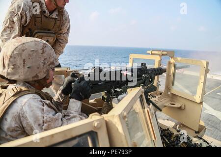 Golf von Aden (Okt. 2010) 29, 2015) US Marine Cpl. Michelle Munoz feuert eine .50 Kaliber Maschinengewehr auf dem Flugdeck des amphibious Transport dock Schiff USS Anchorage LPD (23). Munoz ist ein Motor Transport Operator mit der Bekämpfung der Logistik Bataillon 15, 15 Marine Expeditionary Unit. Die 15. MEU, auf den Schiffen der Essex Amphibious Ready Gruppe eingeleitet, wird die regionale Sicherheit in den USA 5 Flotte Bereich der Betrieb aufrecht zu erhalten. (U.S. Marine Corps Foto von Sgt. Steve H. Lopez/Freigegeben) Stockfoto