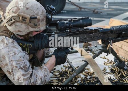 Golf von Aden (Okt. 2010) 29, 2015) US Marine Cpl. Timothy Costello Brände ein M240B Maschinengewehr auf dem Flugdeck des amphibious Transport dock Schiff USS Anchorage LPD (23). Costello ist eine militärische Polizeioffizier mit Combat Logistik Bataillon 15, 15 Marine Expeditionary Unit. Die 15. MEU, auf den Schiffen der Essex Amphibious Ready Gruppe eingeleitet, wird die regionale Sicherheit in den USA 5 Flotte Bereich der Betrieb aufrecht zu erhalten. (U.S. Marine Corps Foto von Sgt. Steve H. Lopez/Freigegeben) Stockfoto