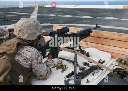 Golf von Aden (Okt. 2010) 29, 2015) US Marine Cpl. LaNita Moss Brände ein M240B Maschinengewehr auf dem Flugdeck des amphibious Transport dock Schiff USS Anchorage LPD (23). Moss ist ein Motor Transport Operator mit der Bekämpfung der Logistik Bataillon 15, 15 Marine Expeditionary Unit. Die 15. MEU, auf den Schiffen der Essex Amphibious Ready Gruppe eingeleitet, wird die regionale Sicherheit in den USA 5 Flotte Bereich der Betrieb aufrecht zu erhalten. (U.S. Marine Corps Foto von Sgt. Steve H. Lopez/Freigegeben) Stockfoto