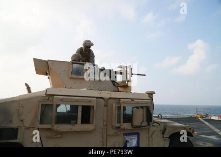 Golf von Aden (Okt. 2010) 29, 2015) ein US-Marine mit der Bekämpfung der Logistik Bataillon 15, 15 Marine Expeditionary Unit, feuert eine .50 Kaliber Maschinengewehr auf dem Flugdeck des amphibious Transport dock Schiff USS Anchorage LPD (23). Die 15. MEU, auf den Schiffen der Essex Amphibious Ready Gruppe eingeleitet, wird die regionale Sicherheit in den USA 5 Flotte Bereich der Betrieb aufrecht zu erhalten. (U.S. Marine Corps Foto von Sgt. Steve H. Lopez/Freigegeben) Stockfoto