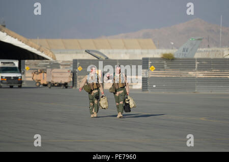 Kapitän Tyler McBride (links). 421St Expeditionary Jagdgeschwader Chef der Sicherheit, und Oberstleutnant Michael Meyer, 421St EFS-Commander, Schritt für ihre F-16 Fighting Falcons in Bagram Air Field, Afghanistan, Okt. 30, 2015. Flieger der 421St FS, wie die "Schwarzen Witwen", von der Hill Air Force Base, Arizona, zugewiesen, kam hier 28.10.2015, zur Unterstützung der Operation, die die Freiheit des Sentinel und der entschlossenen Unterstützung der NATO-Mission. (U.S. Air Force Foto/Tech. Sgt. Robert Cloys/freigegeben) Stockfoto