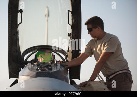 Kapitän Tyler McBride, Links, 421St Expeditionary Jagdgeschwader Chef der Sicherheit, bereitgestellt von der Hill Air Force Base, Arizona, schüttelt Hände mit Airman 1st Class Christian Lamm, 455Th Expeditionary Aircraft Maintenance Squadron Crew Chief, von Aviano Air Base, Italien eingesetzt, bevor es seinen ersten Kampf Sortie in einem F-16 Fighting Falcon bei Bagram Air Field, Afghanistan, Okt. 30, 2015. Die 36Th EFS, bereitgestellt von Aviano Air Base, Italien, nähert sich dem Ende der sechsmonatigen Einsatz in Bagram und die Zügel in die 421St EFS zur Unterstützung der Operation, die die Freiheit des Sentinel und der NATO Res hand Stockfoto