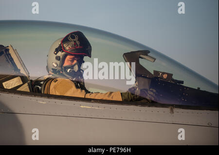 Kapitän Tyler McBride, 421St Expeditionary Jagdgeschwader Chef der Sicherheit, bereitgestellt von der Hill Air Force Base, Arizona, bereitet sich auf seinen ersten Kampf Sortie in einem F-16 Fighting Falcon bei Bagram Air Field, Afghanistan, Okt. 30, 2015. Die 36Th EFS, bereitgestellt von Aviano Air Base, Italien, nähert sich dem Ende der sechsmonatigen Einsatz in Bagram und die Zügel in die Hand 421st EFS zur Unterstützung der Operation, die die Freiheit des Sentinel und der entschlossenen Unterstützung der NATO-Mission. (U.S. Air Force Foto von Tech. Sgt. Joseph Swafford/Freigegeben) Stockfoto