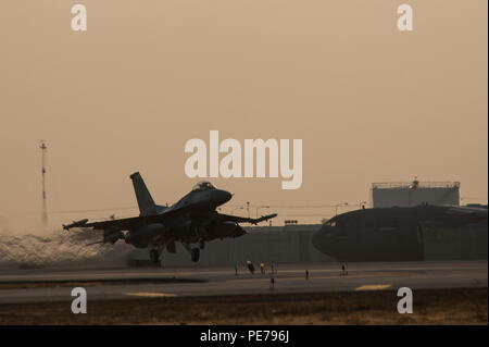 Kapitän Tyler McBride chief von Sicherheit, 421St Expeditionary Fighter Squadron, bereitgestellt von der Hill Air Force Base, Arizona, entfernt sich in einem F-16 Fighting Falcon auf seinen ersten Kampf sortie von Bagram Air Field, Afghanistan, Okt. 30, 2015. Die 36Th EFS, bereitgestellt von Aviano Air Base, Italien, nähert sich dem Ende der sechsmonatigen Einsatz in Bagram und die Zügel in die Hand 421st EFS zur Unterstützung der Operation, die die Freiheit des Sentinel und der entschlossenen Unterstützung der NATO-Mission. (U.S. Air Force Foto von Tech. Sgt. Joseph Swafford/Freigegeben) Stockfoto