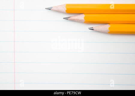 Zurück zu Schule, Bildung Konzept - orange Bleistifte und Zusammensetzung Buch auf Hintergrund für pädagogische neuen Akademischen Jahres begriff Studie oder Stockfoto
