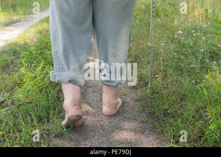 Mann auf einer Erde Straße barfuß Stockfoto