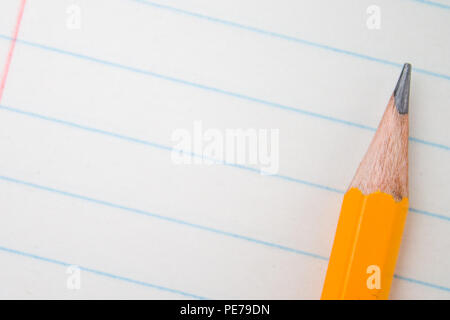 Zurück zu Schule, Bildung Konzept - orange Bleistifte und Zusammensetzung Buch auf Hintergrund für pädagogische neuen Akademischen Jahres begriff Studie oder Stockfoto