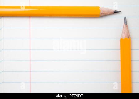 Zurück zu Schule, Bildung Konzept - orange Bleistifte und Zusammensetzung Buch auf Hintergrund für pädagogische neuen Akademischen Jahres begriff Studie oder Stockfoto