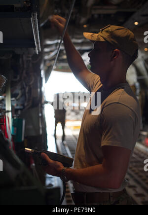 Ein US Air Force Pilot, der 75Th Expeditionary Airlift Squadron, Combined Joint Task Force-Horn von Afrika (CJTF-HOA), betreibt Communications Equipment auf einer C-130 Super Hercules Transport von Fracht ab Lager Lemonnier, Dschibuti, Okt. 30, 2015. Durch gemeinsames Handeln mit US-amerikanischen und internationalen Partnern in Ostafrika, CJTF-HOA Sicherheit Kraft Hilfe führt, führt militärische Engagement, bietet Schutz und sorgt für die regionale gegen den gewalttätigen extremistischen Organisation Vorgänge aus, um die regionalen Anstrengungen ausgerichtet Unterstützung für die militärischen Unterstützung der regionalen Zugangs- und Fre Stockfoto