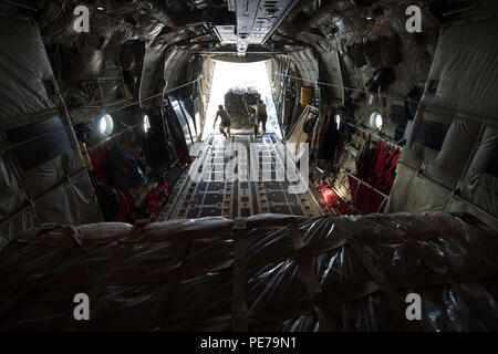 Us Air Force Kursleiter loadmasters auf die 75Th Expeditionary Airlift Squadron, Combined Joint Task Force-Horn von Afrika (CJTF-HOA), die Ladung auf der C-130 Hercules Super im Camp Lemonnier, Dschibuti, Okt. 30, 2015 zugeordnet. Durch gemeinsames Handeln mit US-amerikanischen und internationalen Partnern in Ostafrika, CJTF-HOA Sicherheit Kraft Hilfe führt, führt militärische Engagement, bietet Schutz und sorgt für die regionale gegen den gewalttätigen extremistischen Organisation Vorgänge aus, um die regionalen Anstrengungen ausgerichtet Unterstützung militärischer Unterstützung, regionaler Zugang und Bewegungsfreiheit, und Protein sicherzustellen Stockfoto