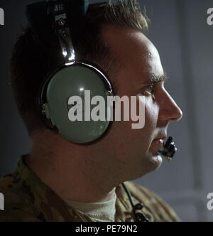 Ein US Air Force Kursleiter loadmaster zugeordnet zu der 75th Expeditionary Airlift Squadron, Combined Joint Task Force-Horn von Afrika (CJTF-HOA), Transporte Fracht auf der C-130 Super Hercules von Lager Lemonnier, Dschibuti, Okt. 30, 2015. Durch gemeinsames Handeln mit US-amerikanischen und internationalen Partnern in Ostafrika, CJTF-HOA Sicherheit Kraft Hilfe führt, führt militärische Engagement, bietet Schutz und sorgt für die regionale gegen den gewalttätigen extremistischen Organisation Vorgänge aus, um die regionalen Anstrengungen ausgerichtet Unterstützung militärischer Unterstützung, regionaler Zugang und Bewegungsfreiheit, ein sicher Stockfoto