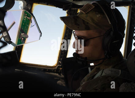 Ein US Air Force Pilot, der 75Th Expeditionary Airlift Squadron, Combined Joint Task Force-Horn von Afrika (CJTF-HOA), fliegt eine C-130 Hercules Super Transport von Fracht ab Lager Lemonnier, Dschibuti, Okt. 30, 2015. Durch gemeinsames Handeln mit US-amerikanischen und internationalen Partnern in Ostafrika, CJTF-HOA Sicherheit Kraft Hilfe führt, führt militärische Engagement, bietet Schutz und sorgt für die regionale gegen den gewalttätigen extremistischen Organisation Vorgänge aus, um die regionalen Anstrengungen ausgerichtet Unterstützung militärischer Unterstützung, regionaler Zugang und Bewegungsfreiheit zu gewährleisten, und U schützen Stockfoto