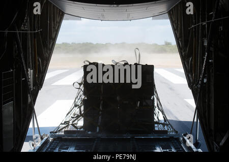 Das bordpersonal erhält die 75th Expeditionary Airlift Squadron, Combined Joint Task Force-Horn von Afrika (CJTF-HOA), Cargo aus der C-130 Super Hercules von Lager Lemonnier, Dschibuti, Okt. 30, 2015 liefern. Durch gemeinsames Handeln mit US-amerikanischen und internationalen Partnern in Ostafrika, CJTF-HOA Sicherheit Kraft Hilfe führt, führt militärische Engagement, bietet Schutz und sorgt für die regionale gegen den gewalttätigen extremistischen Organisation Vorgänge aus, um die regionalen Anstrengungen ausgerichtet Unterstützung militärischer Unterstützung, regionaler Zugang und Bewegungsfreiheit zu gewährleisten, und amerikanische Interessen zu schützen. (U.S. Ein Stockfoto