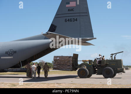 Das bordpersonal erhält die 75th Expeditionary Airlift Squadron, Combined Joint Task Force-Horn von Afrika (CJTF-HOA), Cargo aus der C-130 Super Hercules von Lager Lemonnier, Dschibuti, Okt. 30, 2015 liefern. Durch gemeinsames Handeln mit US-amerikanischen und internationalen Partnern in Ostafrika, CJTF-HOA Sicherheit Kraft Hilfe führt, führt militärische Engagement, bietet Schutz und sorgt für die regionale gegen den gewalttätigen extremistischen Organisation Vorgänge aus, um die regionalen Anstrengungen ausgerichtet Unterstützung militärischer Unterstützung, regionaler Zugang und Bewegungsfreiheit zu gewährleisten, und amerikanische Interessen zu schützen. (U.S. Ein Stockfoto