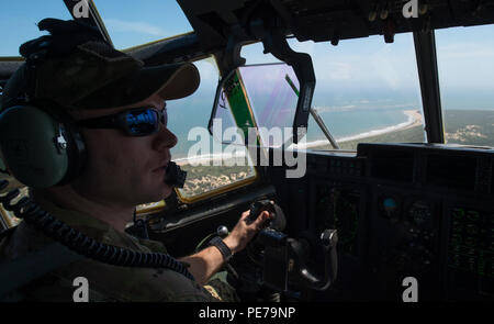 Ein US Air Force Pilot, der 75Th Expeditionary Airlift Squadron, Combined Joint Task Force-Horn von Afrika (CJTF-HOA), fliegt eine C-130 Hercules Super Transport von Fracht ab Lager Lemonnier, Dschibuti, Okt. 30, 2015. Durch gemeinsames Handeln mit US-amerikanischen und internationalen Partnern in Ostafrika, CJTF-HOA Sicherheit Kraft Hilfe führt, führt militärische Engagement, bietet Schutz und sorgt für die regionale gegen den gewalttätigen extremistischen Organisation Vorgänge aus, um die regionalen Anstrengungen ausgerichtet Unterstützung militärischer Unterstützung, regionaler Zugang und Bewegungsfreiheit zu gewährleisten, und U schützen Stockfoto