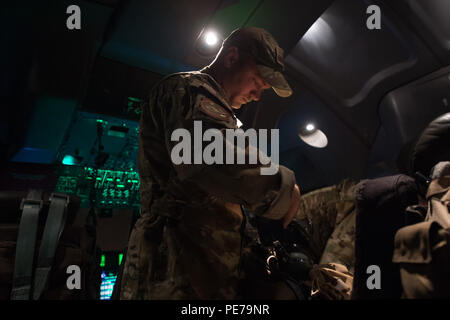 Ein US Air Force Pilot, der 75Th Expeditionary Airlift Squadron, Combined Joint Task Force-Horn von Afrika (CJTF-HOA), sammelt das Gerät nach einer C-130 Hercules Super Flug Transport von Fracht ab Lager Lemonnier, Dschibuti, Okt. 30, 2015. Durch gemeinsames Handeln mit US-amerikanischen und internationalen Partnern in Ostafrika, CJTF-HOA Sicherheit Kraft Hilfe führt, führt militärische Engagement, bietet Schutz und sorgt für die regionale gegen den gewalttätigen extremistischen Organisation Vorgänge aus, um die regionalen Anstrengungen ausgerichtet Unterstützung militärischer Unterstützung, regionaler Zugang und Freiheit o Sicherstellen Stockfoto