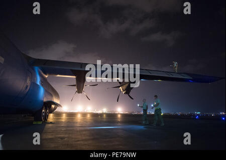 Flugzeuge Betreuer Combined Joint Task Force-Horn von Afrika (CJTF-HOA) Durchführung eines post-Flight Inspection auf einer C-130 Hercules Super im Camp Lemonnier, Dschibuti, Okt. 30, 2015 zugeordnet. Durch gemeinsames Handeln mit US-amerikanischen und internationalen Partnern in Ostafrika, CJTF-HOA Sicherheit Kraft Hilfe führt, führt militärische Engagement, bietet Schutz und sorgt für die regionale gegen den gewalttätigen extremistischen Organisation Vorgänge aus, um die regionalen Anstrengungen ausgerichtet Unterstützung militärischer Unterstützung, regionaler Zugang und Bewegungsfreiheit zu gewährleisten, und amerikanische Interessen zu schützen. (U.S. Air Force pho Stockfoto