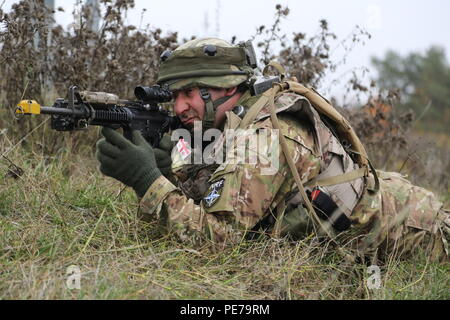 Eine georgische Soldaten von Charlie Company, 12 Leichte Infanterie Bataillon, 1 Infanterie Brigade bietet Sicherheit bei der Durchführung einer städtischen Angriff Schulungsveranstaltung während der Übung kombinierte Lösung V bei der US Army Joint Multinational Readiness Center in Hohenfels, Deutschland, Okt. 30, 2015. Übung kombinierte Lösung V wurde entwickelt, um der US-Armee regional zugeteilt, um die US-European Command Verantwortungsbereich mit multinationalen Ausbildung auf allen Ebenen zu trainieren. Rund 4.600 Teilnehmer aus 13 Nationen der NATO und der Europäischen Partner teilnehmen. Die Übung bezieht rund um Stockfoto