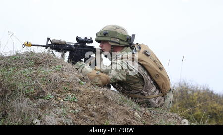 Eine georgische Soldaten von Charlie Company, 12 Leichte Infanterie Bataillon, 1 Infanterie Brigade, bietet Sicherheit bei der Durchführung einer städtischen Angriff Schulungsveranstaltung während der Übung kombinierte Lösung V bei der US Army Joint Multinational Readiness Center in Hohenfels, Deutschland, Okt. 30, 2015. Übung kombinierte Lösung V wurde entwickelt, um der US-Armee regional zugeteilt, um die US-European Command Verantwortungsbereich mit multinationalen Ausbildung auf allen Ebenen zu trainieren. Rund 4.600 Teilnehmer aus 13 Nationen der NATO und der Europäischen Partner teilnehmen. Die Übung bezieht rund um Stockfoto