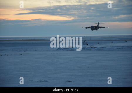 Ein Trupp von Soldaten der US-Armee Alaska Bravo Company, 3-21 Infanterie Regiment, 1 Stryker Brigade Combat Team zugewiesen, bereitgestellt über dem Polarkreis Deadhorse, Alaska, auf einer US Air Force C-17 Globemaster Nov. 3, 2015. Betrieb Arctic Pegasus ist der US-Armee Alaska jährliche gemeinsame Übung die schnelle zu prüfen - den Einsatz und die Bereitschaft, in der Arktis. Die Übung das erste Mal Strykers jemals oberhalb des Polarkreises, im Einsatz. Die 1 Stryker Brigade Combat Team ist die nördlichste Einheit der Armee und hat die einzigartige Fähigkeit, zu implementieren und in extrem kalten Regionen betreiben. Stockfoto