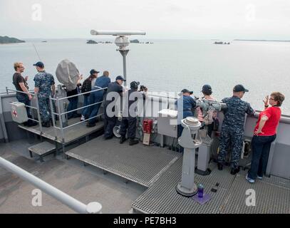 151102-N-SU278-054 Wasser aus OKINAWA, Japan – Familienmitglieder und Freunde der Besatzung an Bord der amphibischen Dock Landung Schiff USS Germantown (LSD 42) Blick von der vorderen Suche an Bord des Schiffes. Germantown ist Gastgeber einer "Tiger Cruise," wo Familienmitglieder und Freunde der Besatzung eine Chance auf ein paar Tage im Gange an Bord des Schiffes haben. Abschluss seiner Herbst-Patrouille, Germantown abgeschlossen, flott Bereitschaft Zusammenarbeit und Ausbildung (CARAT) 2015 mit Indonesien, Malaysia und Thailand, amphibische Landung Übung (PHIBLEX) mit der Streitkräfte der Philippinen (AFP) und blauen Chromit, eine gemeinsame e Stockfoto