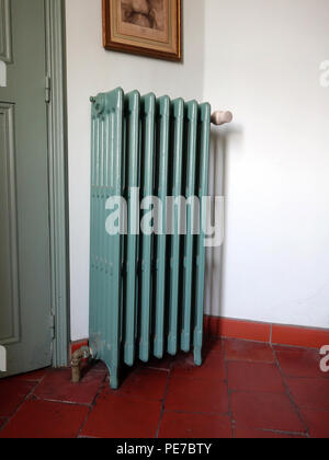 Französische Vintage Cast Iron Kühler Stockfoto