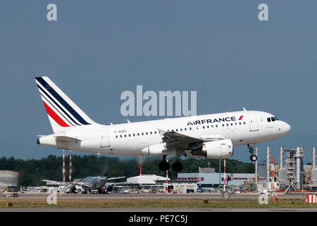 Airfrance Airbus A318 Passenger Jet in Abflug Fotografiert am Flughafen Malpensa, Mailand, Italien Stockfoto