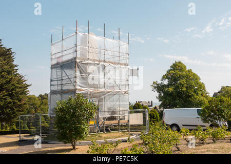 War Memorial Restaurierung der Kenotaph in Alexandra Park, Penarth, Vereinigtes Königreich, zum Gedenken an jene, die in den beiden Weltkriegen gestorben sind. Stockfoto