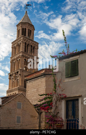 Häuser innerhalb der Stadtmauern des Diokletian Palast, und der Turm der Kathedrale, Ulica Ivana Lukačića, Split, Kroatien Stockfoto