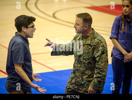 Maj. Andy Nix, Mitte, ein Marine mit US Pacific Command, konfrontiert Schauspieler Paul Rico während ein skit, die die Belästigung einer sexuell angegriffen Opfer Nov. 4, 2015, an Bord der Camp H. M. Smith, Hawaii. Die Leistung war durch die reine Praxis, einer Gruppe, das Improvisationstheater für schwierige Lebenssituationen, damit das Publikum einen positiven, kreativen und sichere Lösungen üben können. (U.S. Marine Corps Foto von Lance Cpl. Jonathan E. LopezCruet) Stockfoto