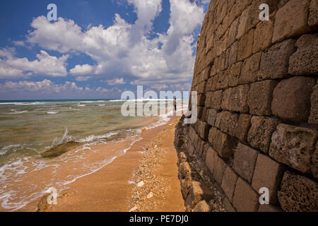 Fischer im Mittelmeer am Fuße der Morgen Festung. Akko, Israel Stockfoto