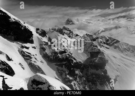 Blick auf den Titlis Höhepunkt im nebligen nebligen Wetter in Schwarz und Weiß, in der Schweiz, in Europa. Stockfoto